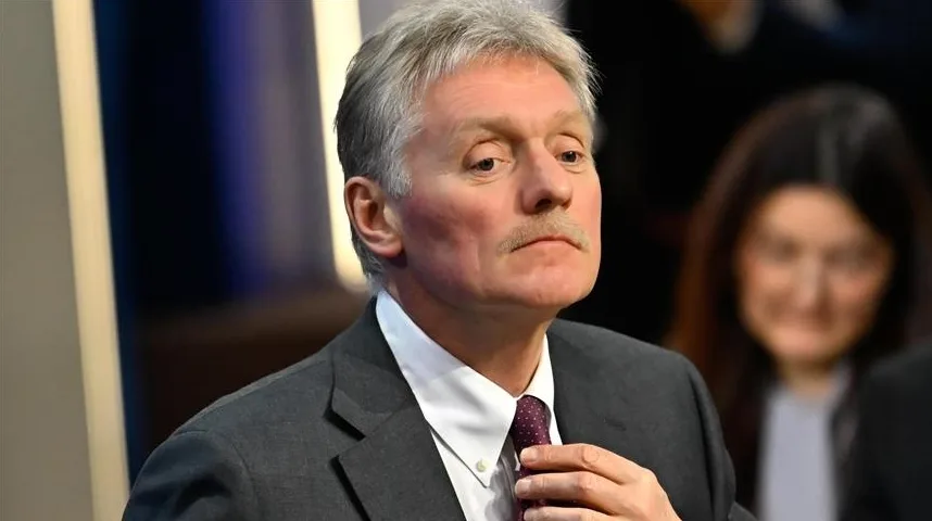 Dmitrij Peskov, portparol Kremlja, u tamnom odijelu i bijeloj košulji sa ljubičastom kravatom.