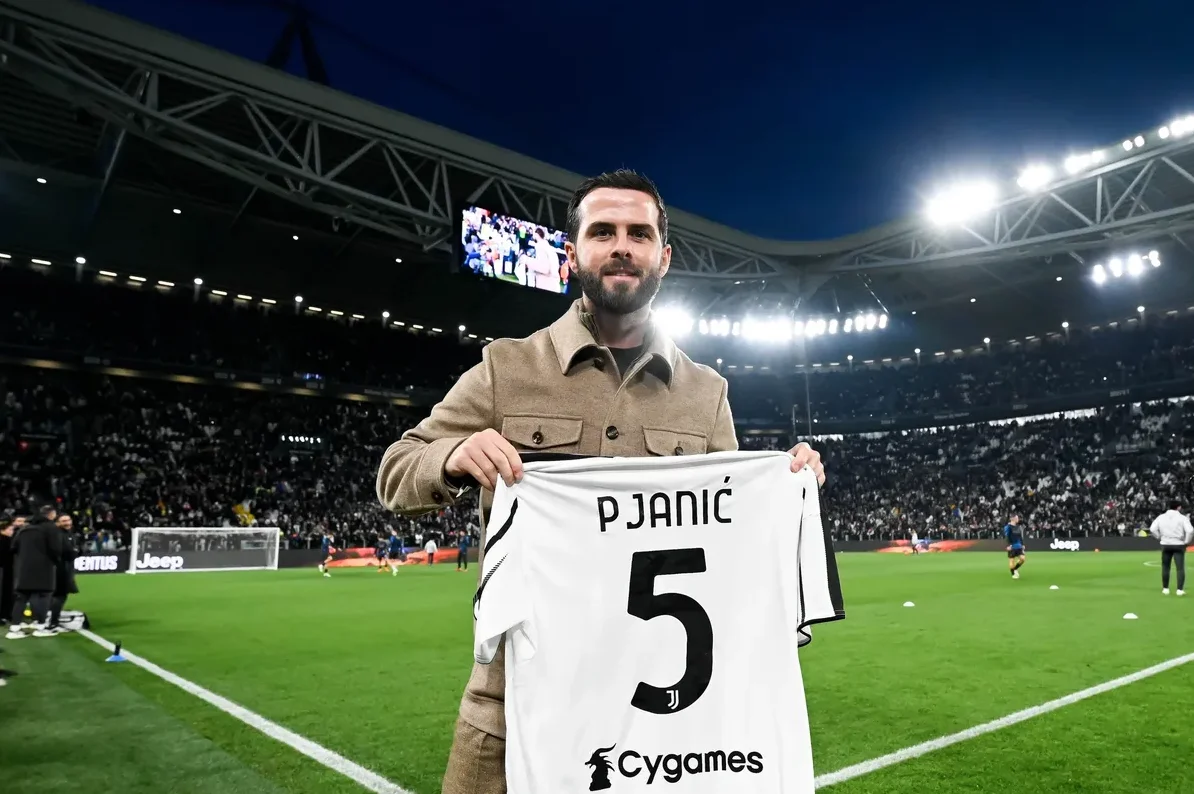 Fudbaler Miralem Pjanić drži dres sa svojim imenom i brojem 5.