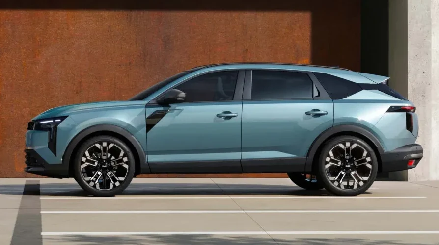 Profil modernog plavog krosover automobila sa sportskim felgama i dinamičnim linijama karoserije.