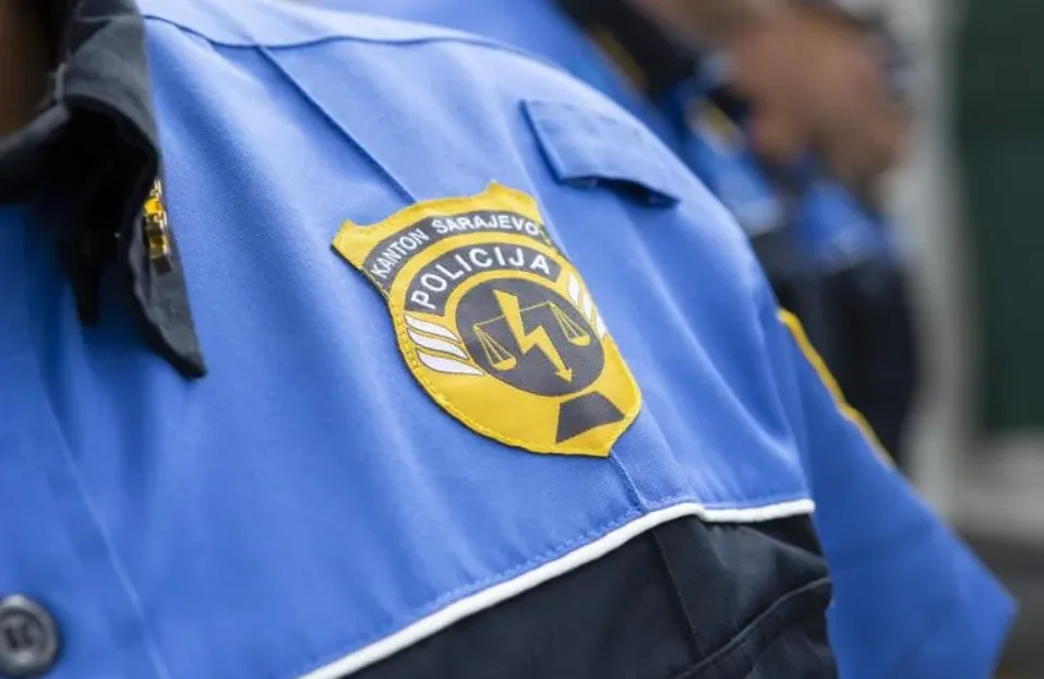 Grb policije Kantona Sarajevo na plavoj uniformi.