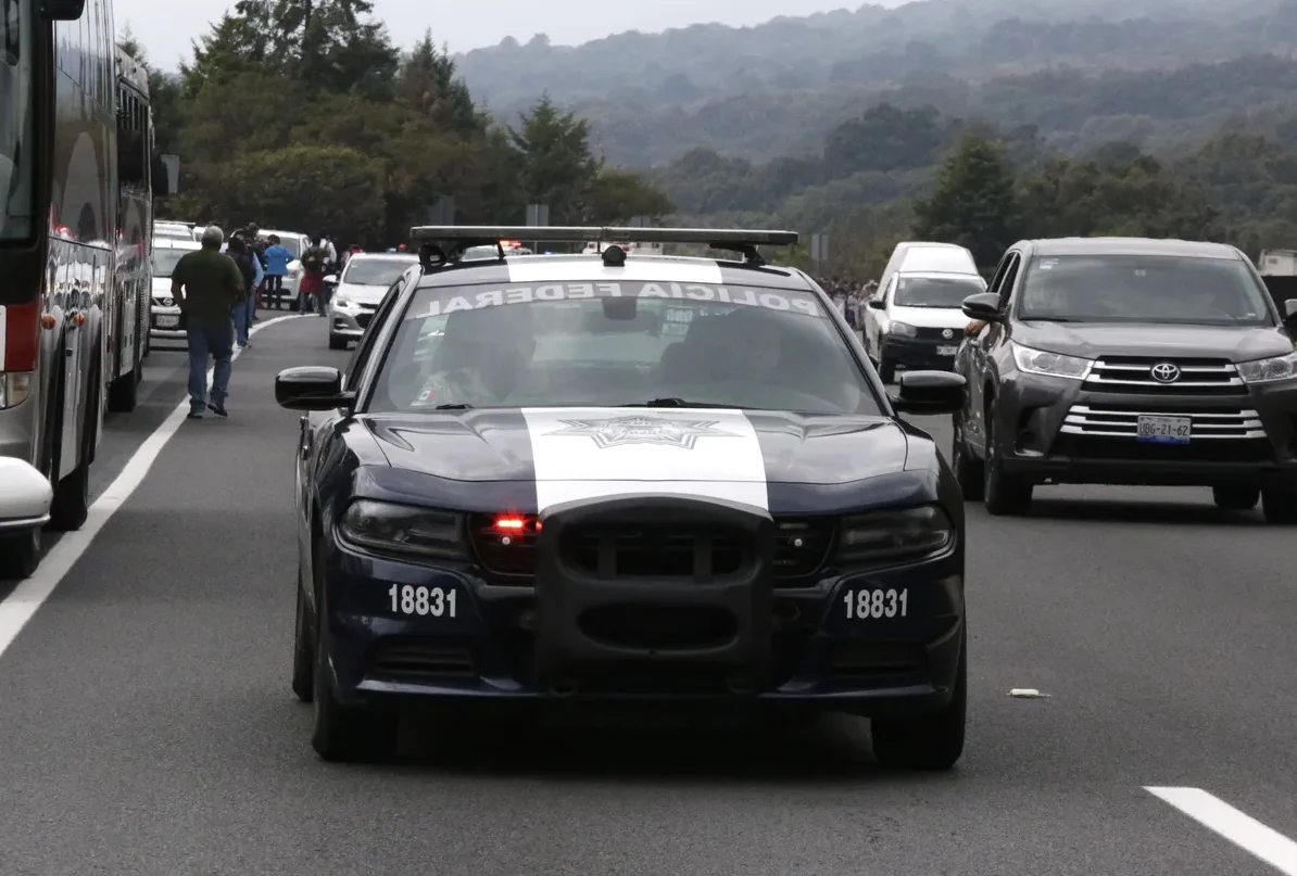 Federalna policija vozilo sa uključenim rotacijskim svjetlima na autoputu.