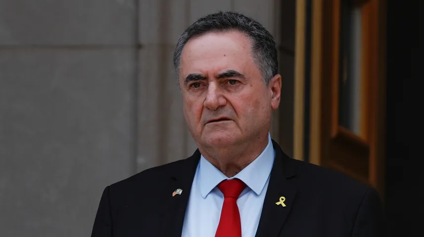 Portret starijeg muškarca u crnom odijelu, bijeloj košulji i crvenoj kravati, sa zlatnim znakom ribizle na lijevoj strani revera sakoa.