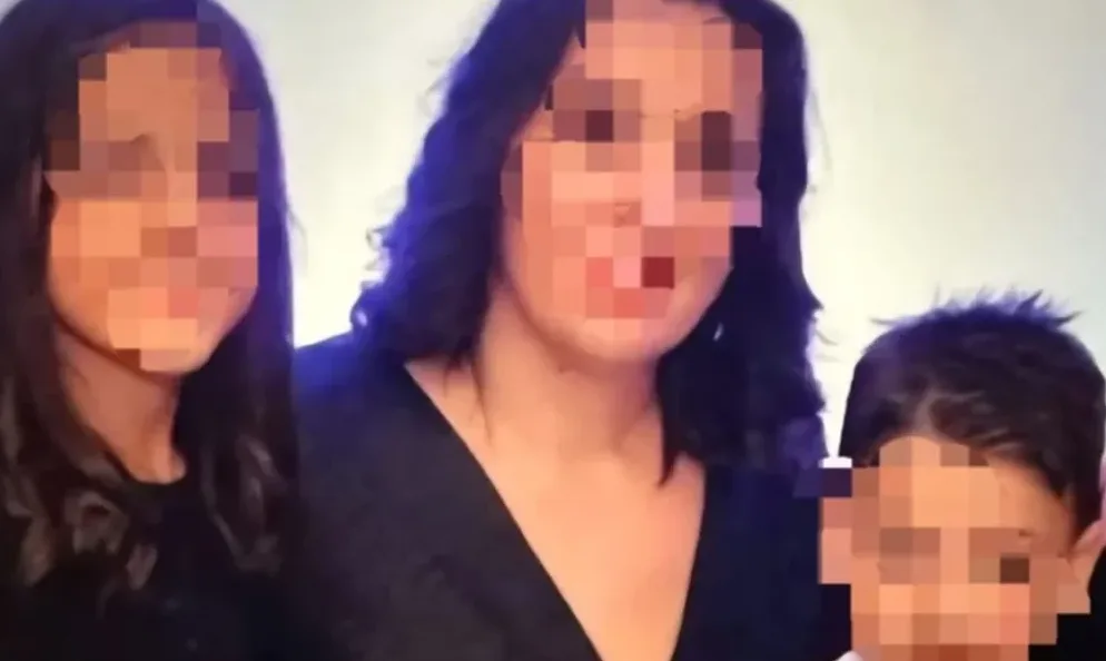 Porodična fotografija majke i dvoje djece.