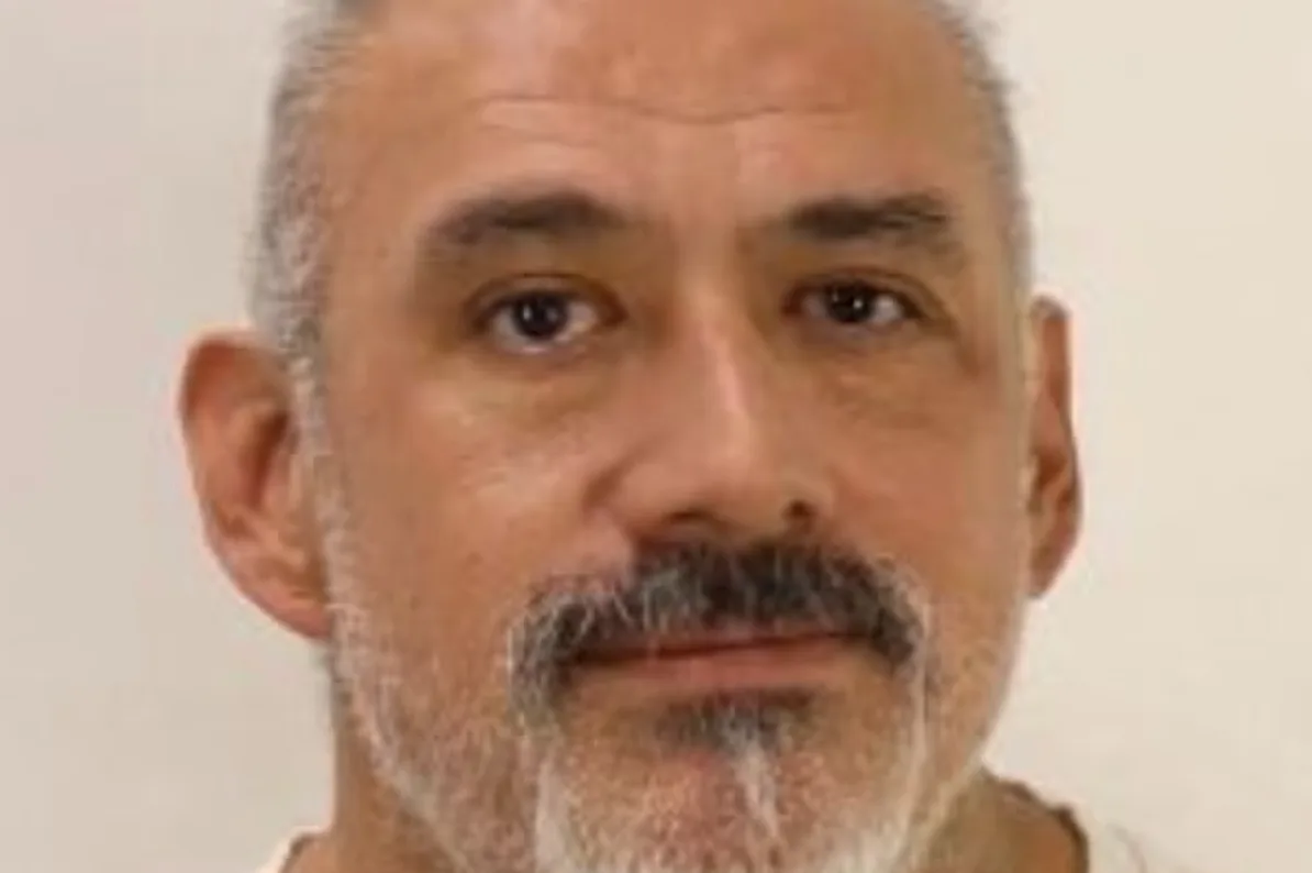 Portret krupnog plana srednjovječnog muškarca sa sijedom kosom i bradom.