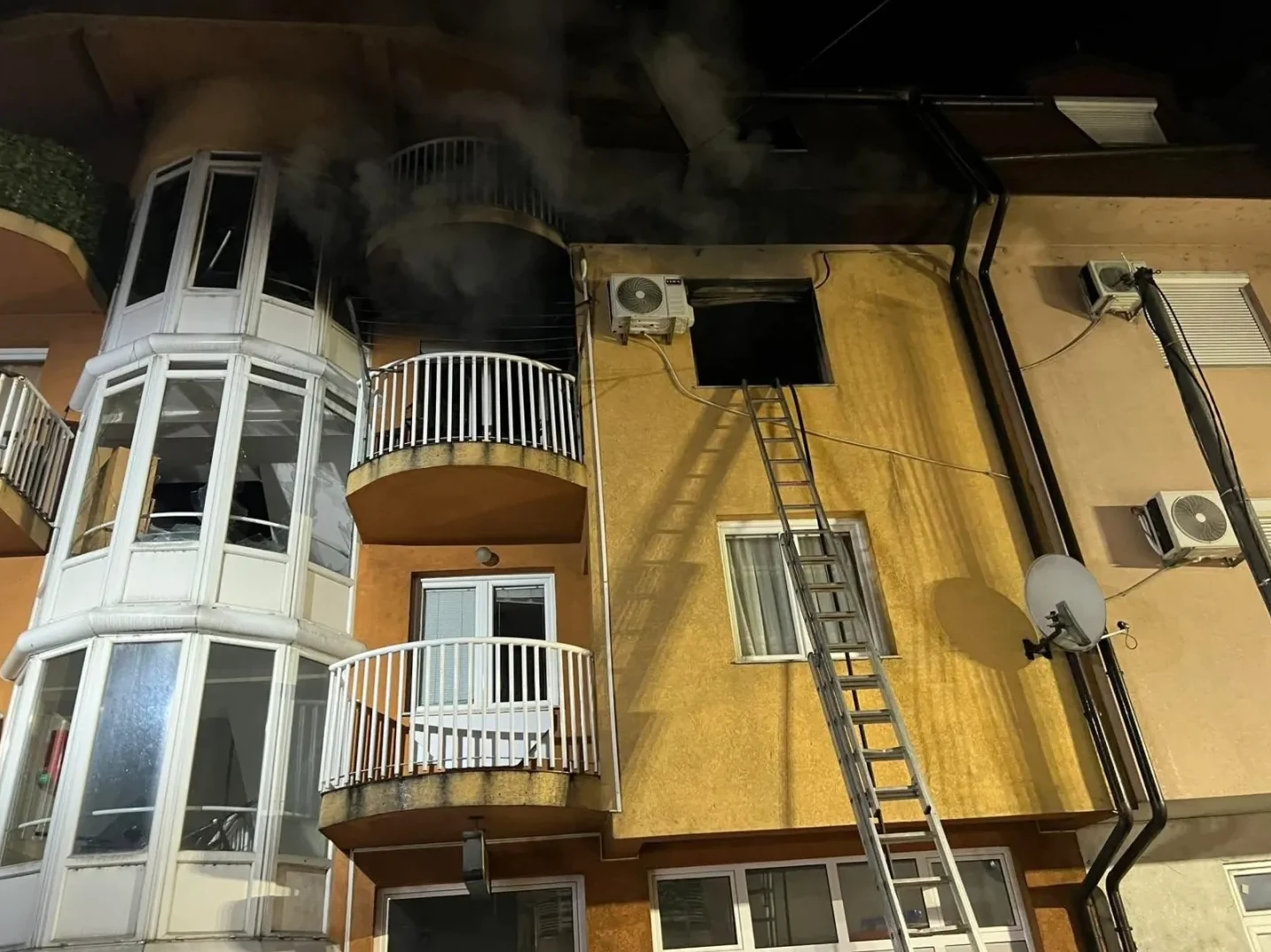 Požar na stambenoj zgradi sa izvučenim ljestvama