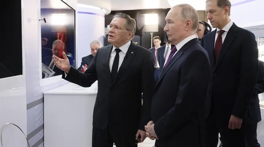 Vladimir Putin i drugi zvaničnici posmatraju prezentaciju na izložbi.