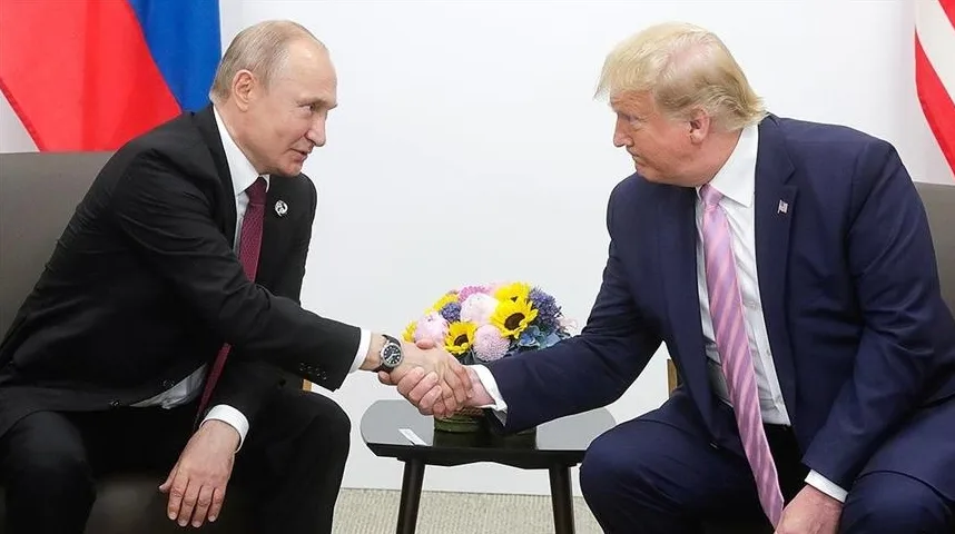Vladimir Putin i Donald Trump se rukuju