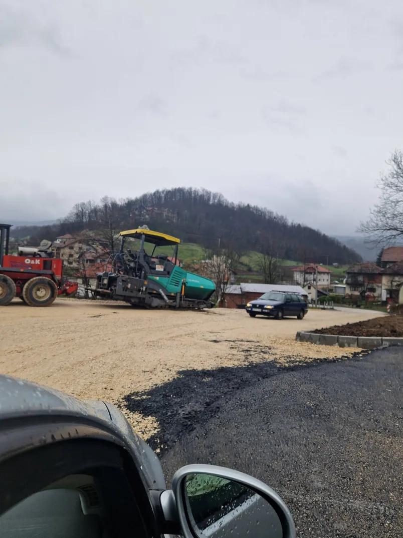 Gračanica dobija novu raskrsnicu: Počelo asfaltiranje puta za Škahovicu