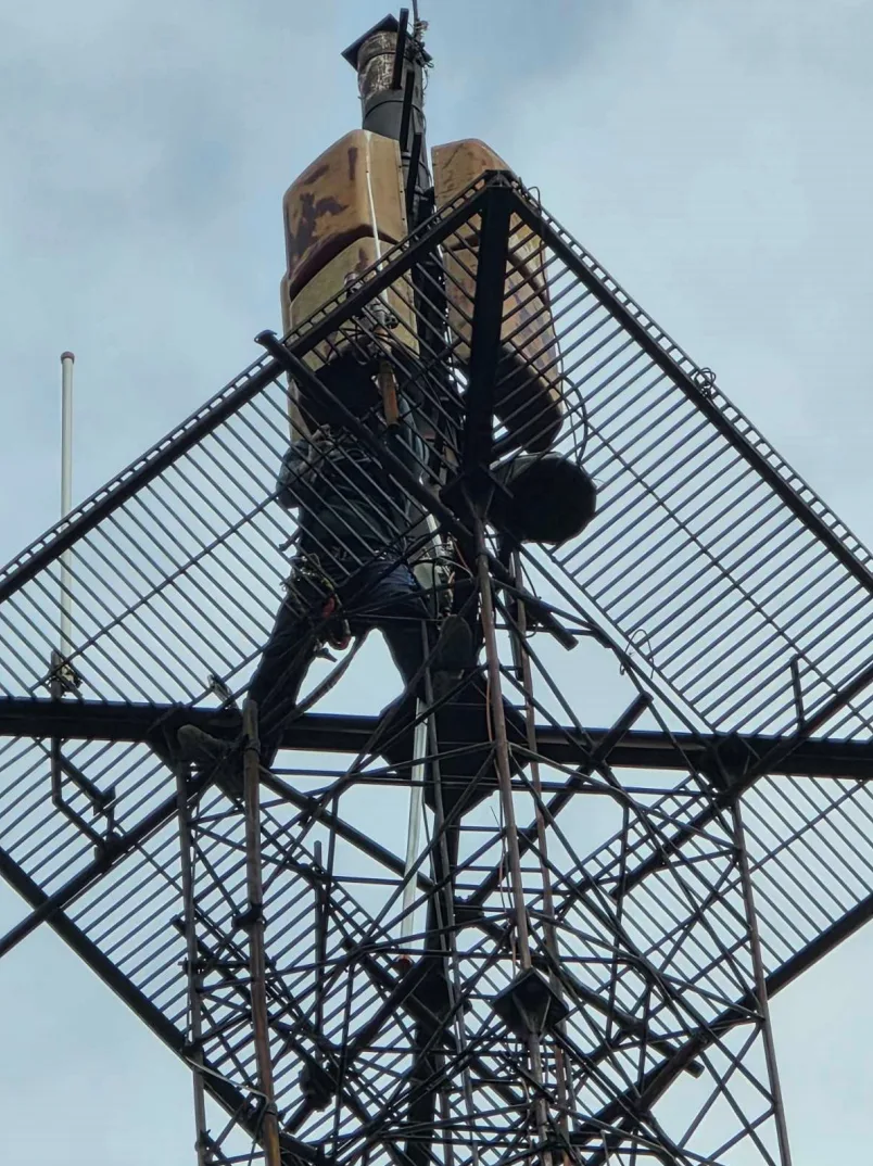 Radnici obavljaju održavanje telekomunikacionog stuba