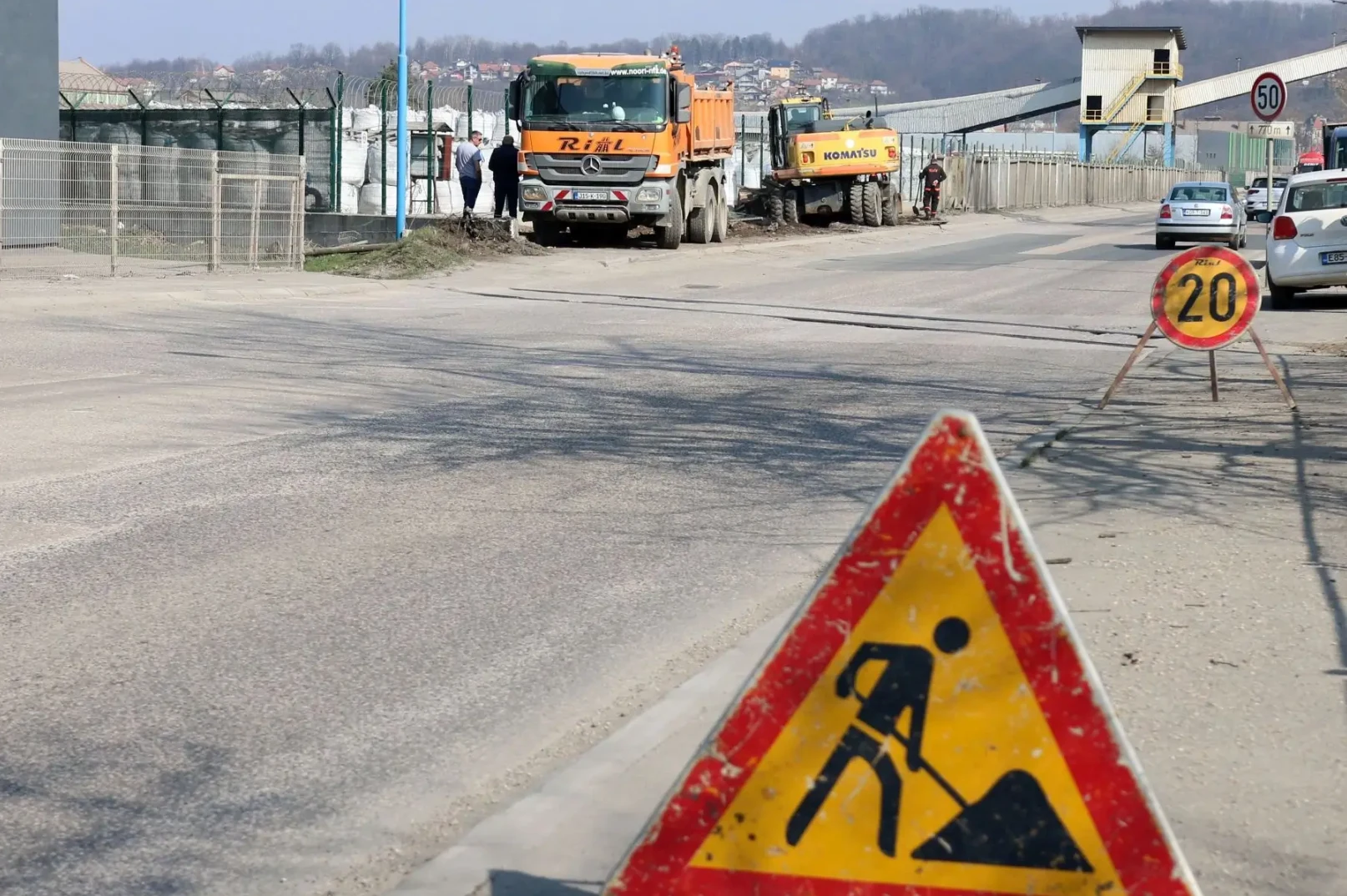 Saobraćajni znak upozorenja za radove na putu.
