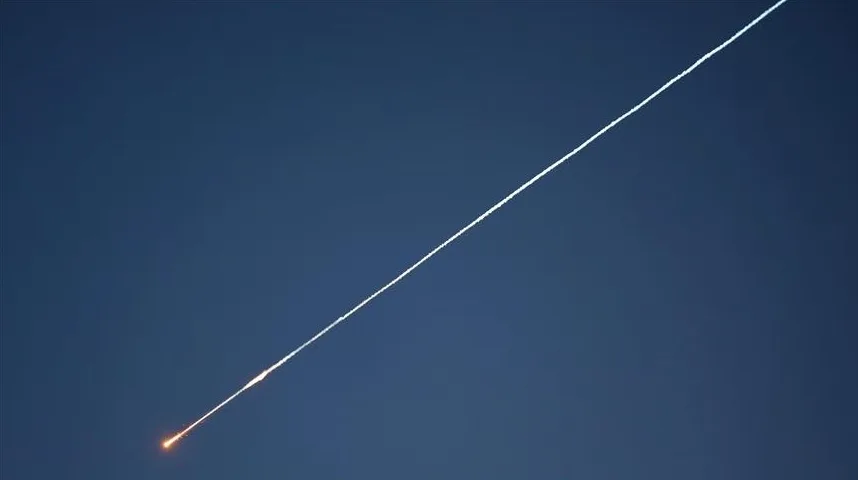 Raketa ostavlja trag dima na tamnom nebu.