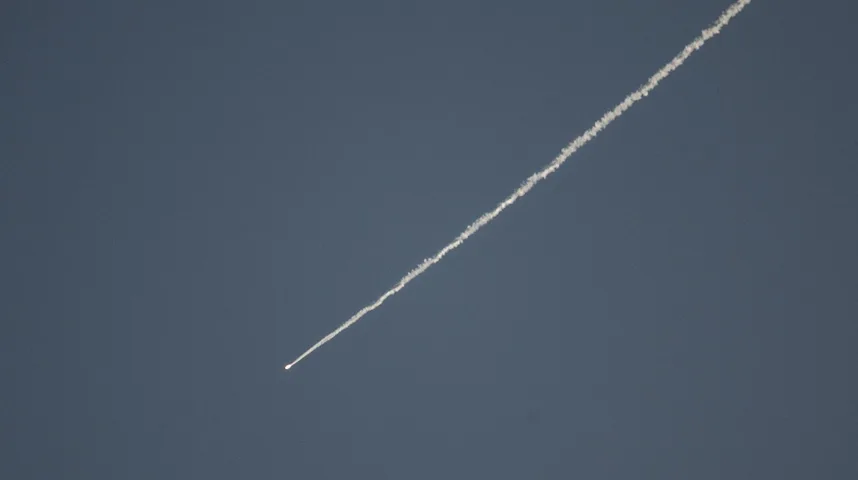 Raketa ostavlja bijeli trag na nebu.