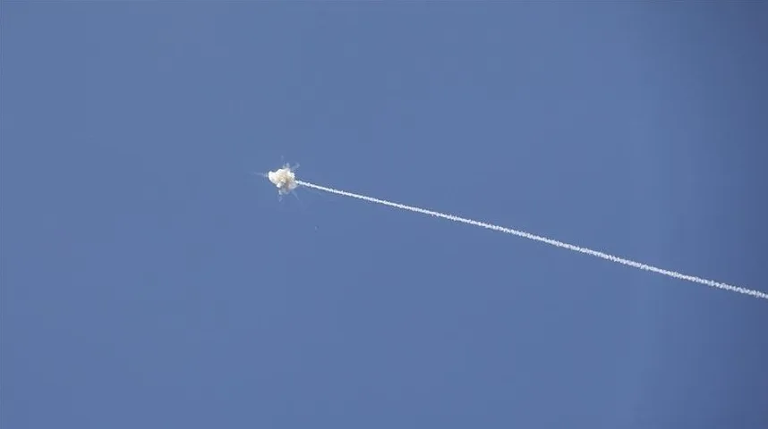 Raketa s tragom dima na nebu.