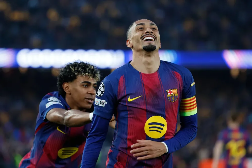 Fudbaler Barselone Raphinha slavi gol, dok ga Gavi grli s leđa. Oba igrača nose dresove Barselone sa Spotify logom.
