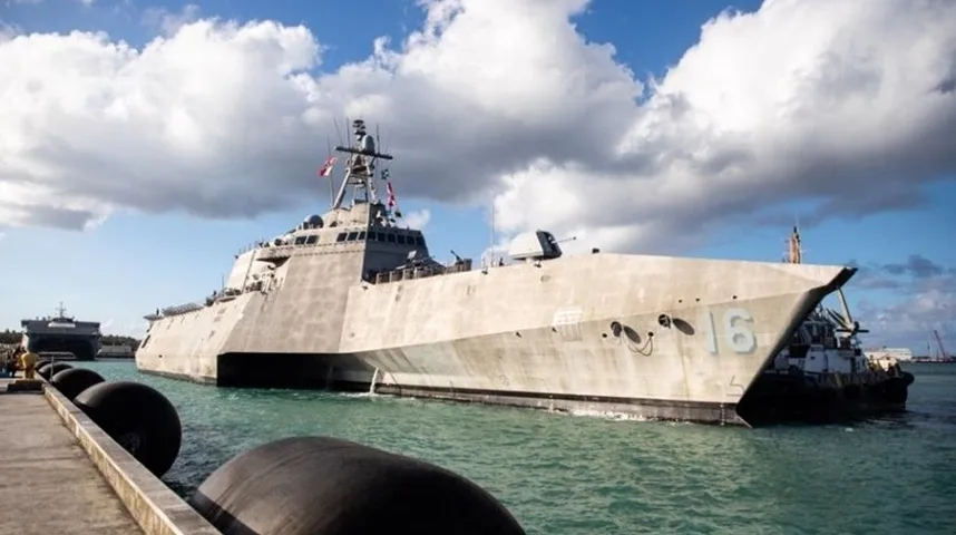 Savremeni ratni brod klase Independence, USS Independence (LCS-2), privezan u luci pored drugog broda.