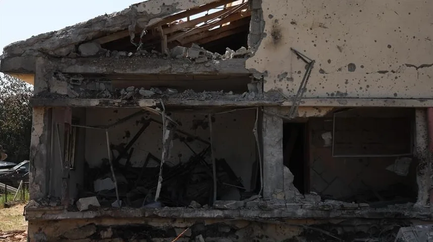 Srušena zgrada sa vidljivim oštećenjima na fasadi i krovu, ostaci unutrašnjosti izloženi.