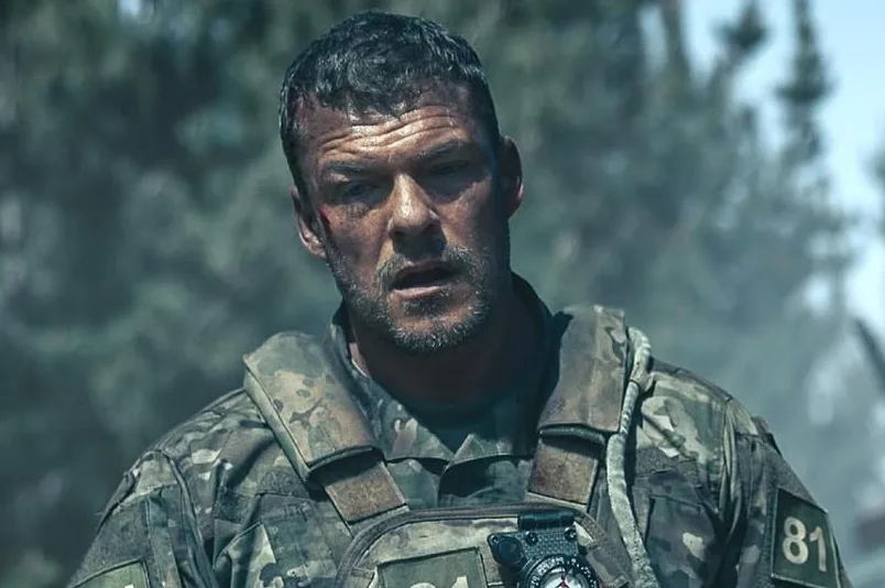 Muškarac u vojnoj uniformi s kompasom na grudima