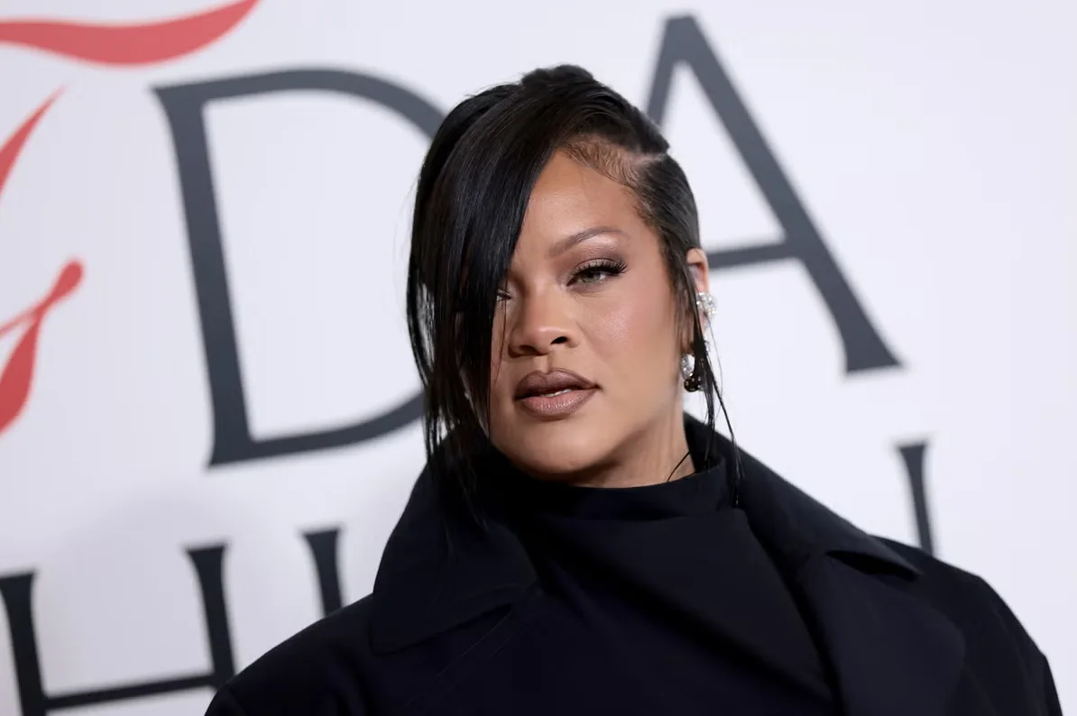 Rihanna sa stilizovanom kosom i elegantnom crnom odjećom