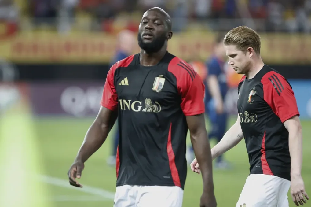 Fudbaleri Romelu Lukaku i Kevin De Bruyne u dresovima Belgije na stadionu.