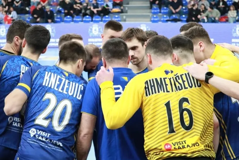 Rukometna ekipa Bosne i Hercegovine u zagrljaju na terenu.