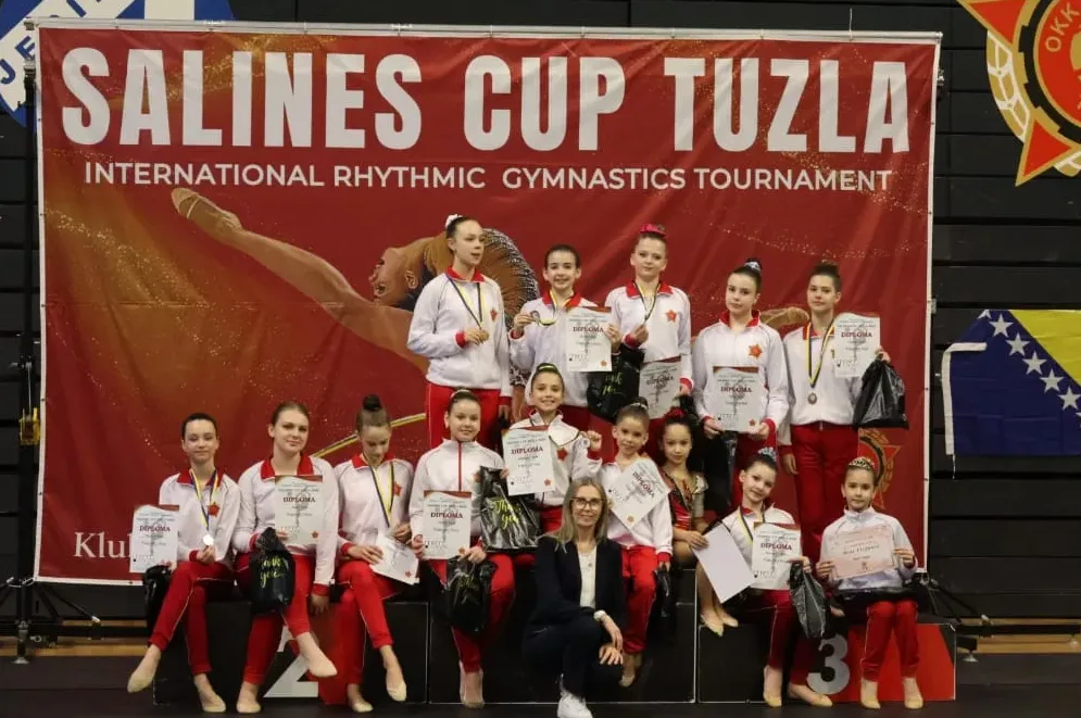 Grupa mladih gimnastičarki sa medaljama i diplomama nakon takmičenja na Salines Cup Tuzla.