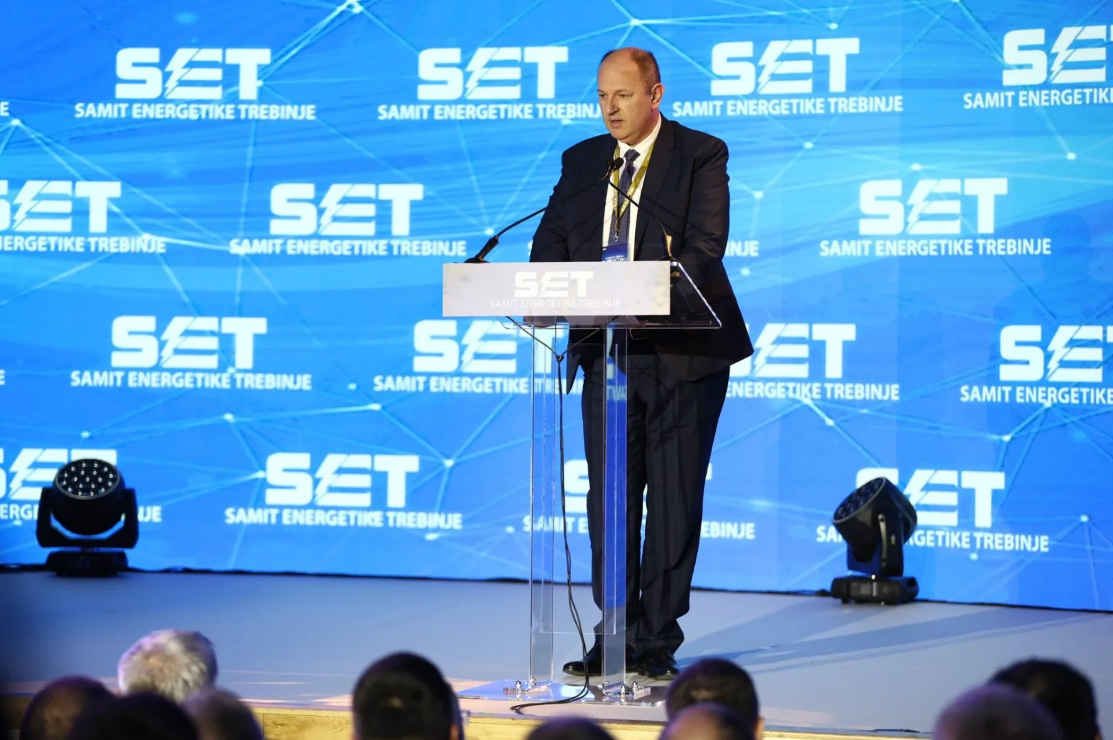 Čovjek u odijelu govori za govornicom na konferenciji "Samit energetike Trebinje".