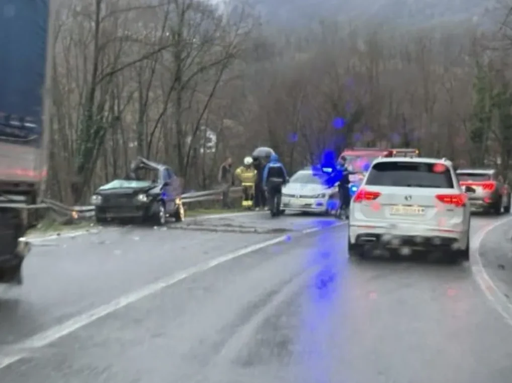 Saobraćajna nesreća na putu sa više vozila i policijskim prisustvom