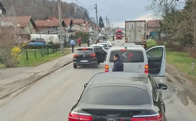 Saobraćajni zastoj u naseljenom mjestu sa više vozila i kamionom