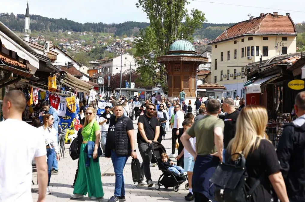 Ljudi šetaju pijacom u Sarajevu pored Sebilja.