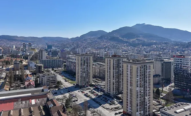 Neboderi i planina Trebević iznad Sarajeva