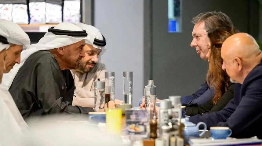 Predsjednik Srbije Aleksandar Vučić razgovara sa zvaničnicima Ujedinjenih Arapskih Emirata.