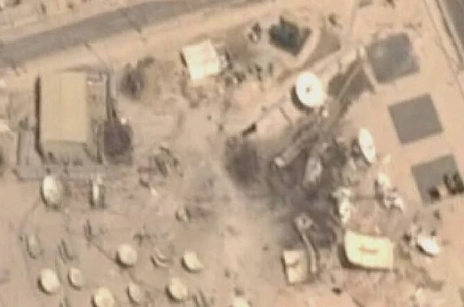 Satelitski snimak vojnog ili telekomunikacijskog objekta sa više velikih satelitskih antena, zgradama i raznim vojnim postrojenjima u pustinjskom okruženju.