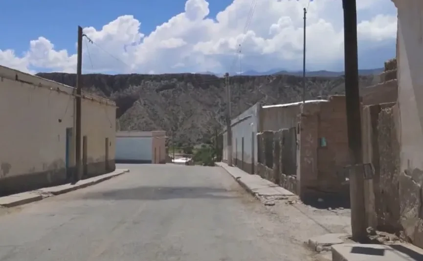 Seoska ulica sa kućama i planinama u pozadini