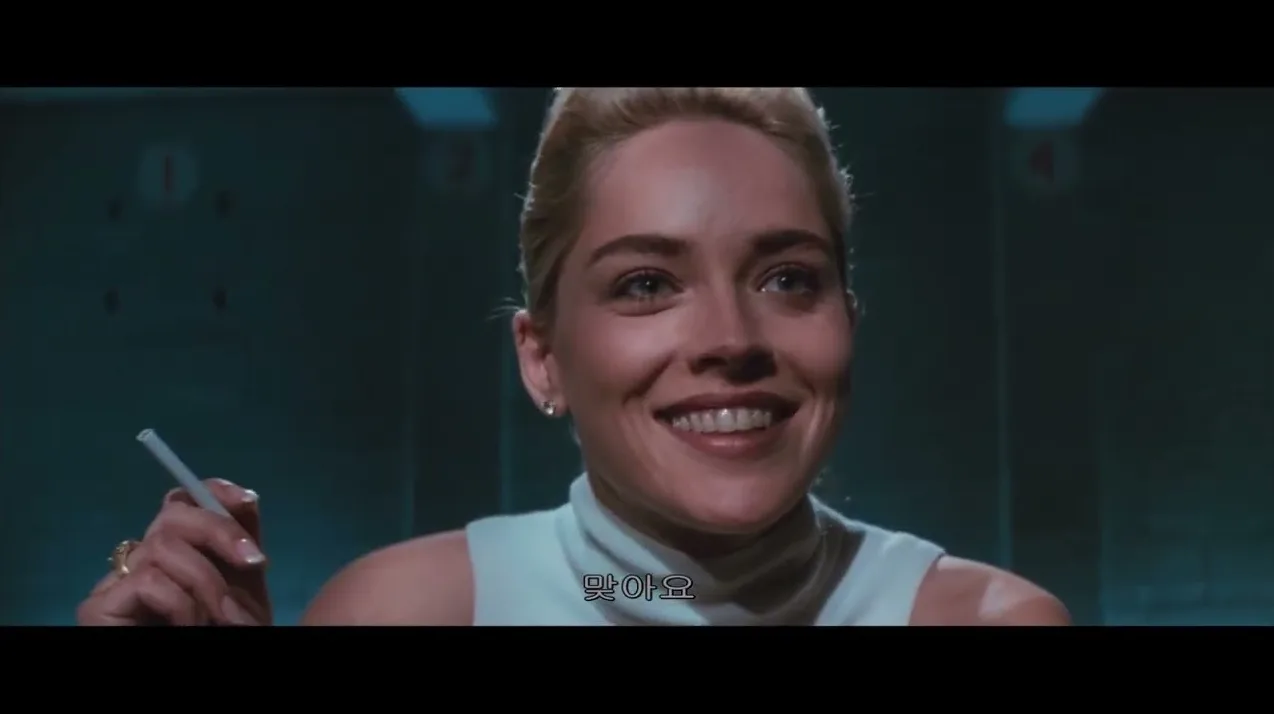 Šeron Stoun se smješka i drži cigaretu u ruci.