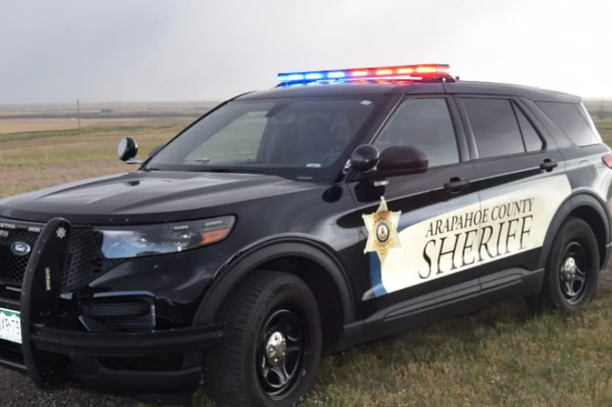 Crni službeni automobil šerifa okruga Arapahoe s upaljenim plavo-crvenim rotirajućim svjetlima.