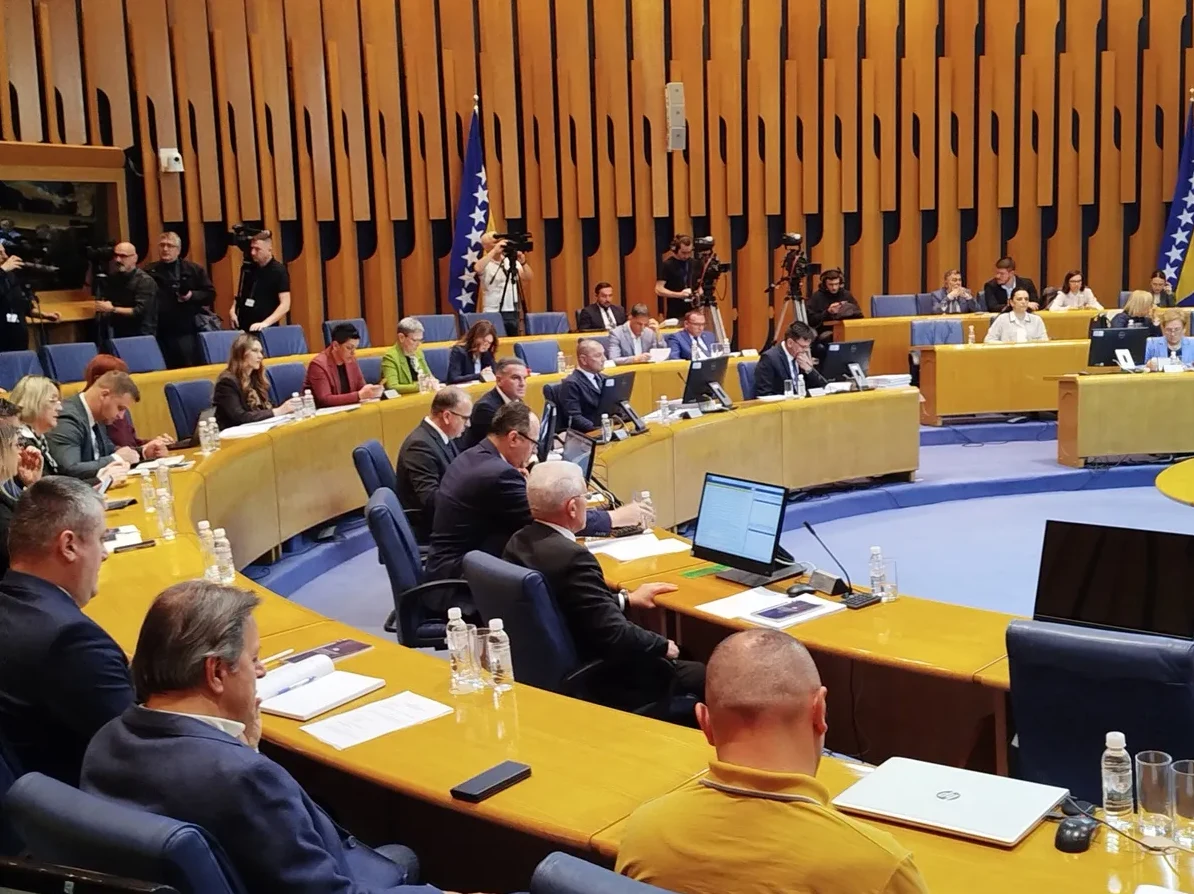 Sjednica parlamenta Bosne i Hercegovine sa zastavom BiH i prisutnim poslanicima