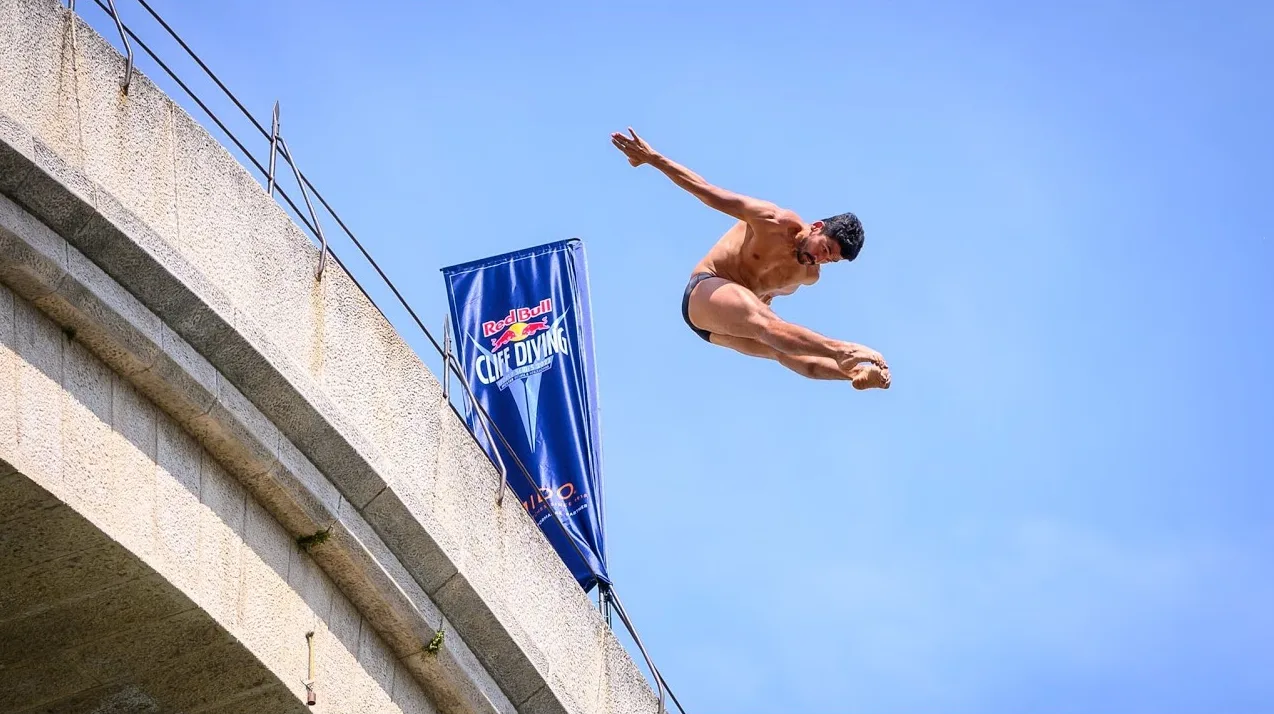 Muškarac u skoku sa mosta za Red Bull Cliff Diving