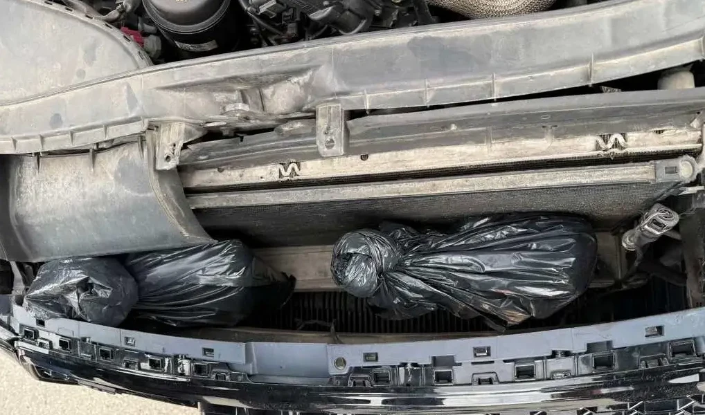 Crne vreće sa skrivenim sadržajem u prednjem dijelu automobila, iza maske hladnjaka.