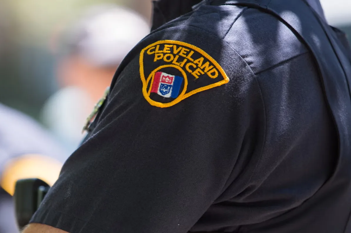 Amblem policije Cleveland na rukavu tamne uniforme
