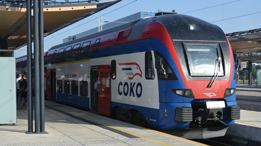 Plavi i crveni dvospratni voz sa natpisom "SOKO" na peronu