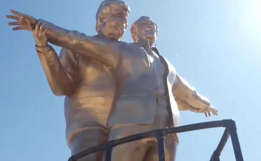 Bronzani spomenik zaljubljenog para u pozi sa Titanika.