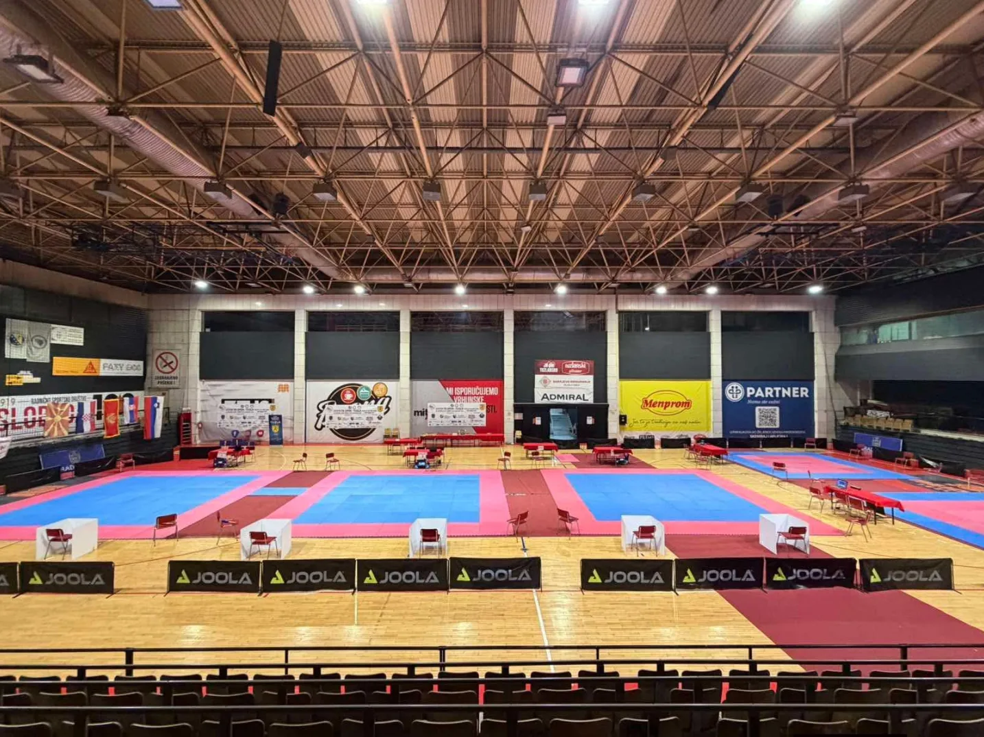 Sportska dvorana sa tatamijima, stolicama i stolovima