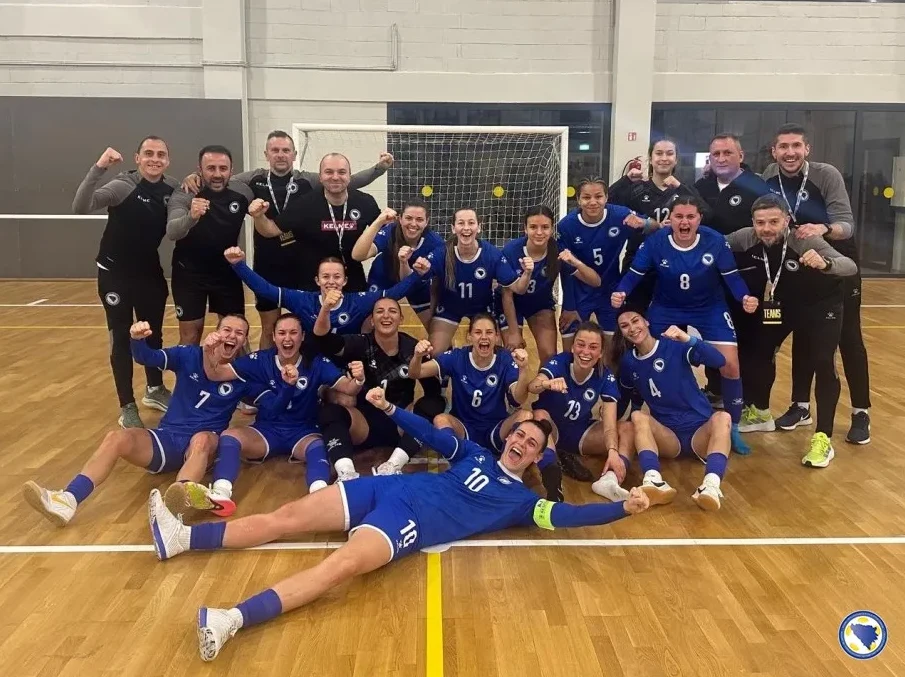 Pobjednička ekipa Bosne i Hercegovine u plavim dresovima sa grbom države, slaveći nakon utakmice.