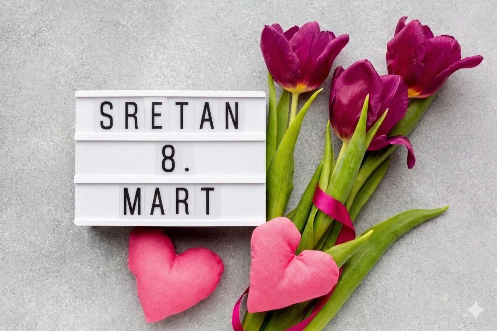 Tekst 'SRETAN 8. MART' na svjetlećoj tabli, okružen ljubičastim tulipanima, rozim srcima i satenskom trakom.