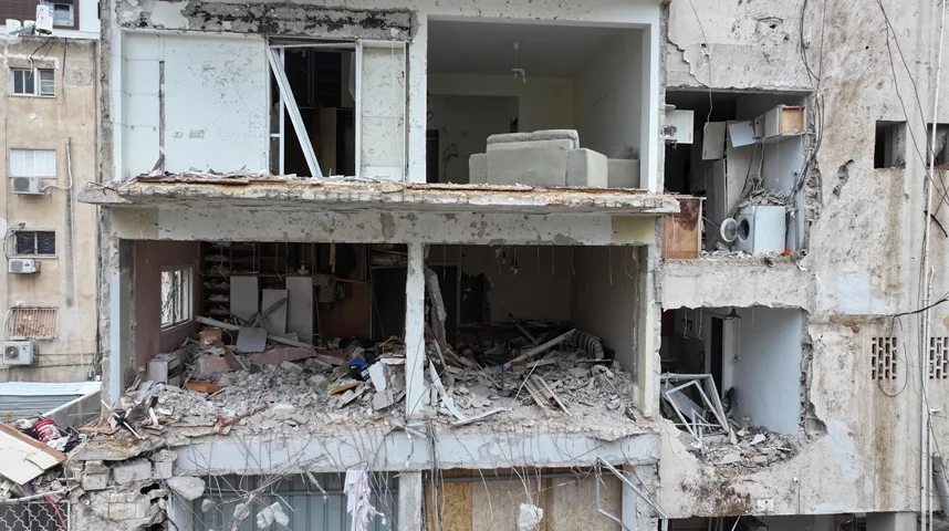 Uništena stambena zgrada sa oštećenim spratovima i ruševinama