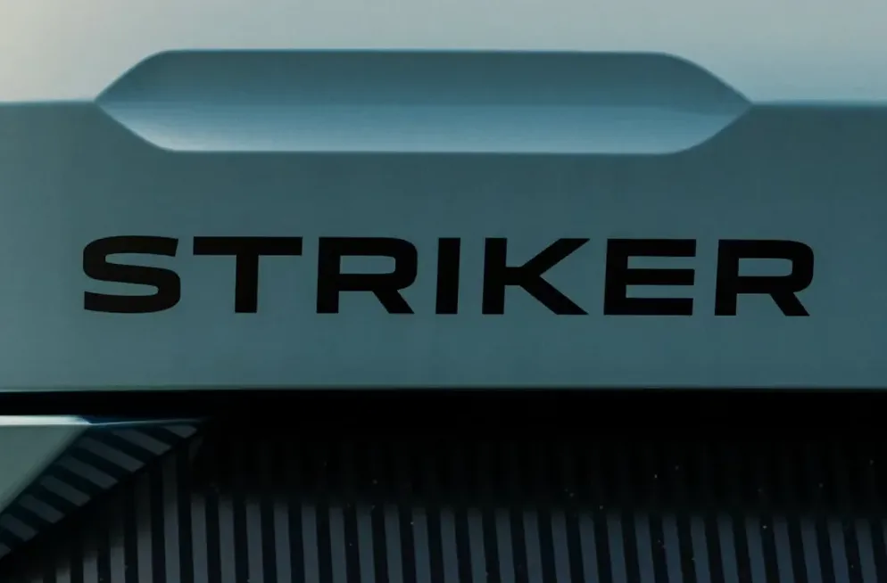 Crni natpis STRIKER na metalnoj površini