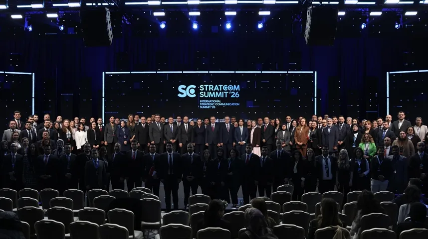 Grupa ljudi pozira na pozornici ispred velikog ekrana na kojem piše "SC STRATCOM SUMMIT '26 INTERNATIONAL STRATEGIC COMMUNICATION SUMMIT '26."