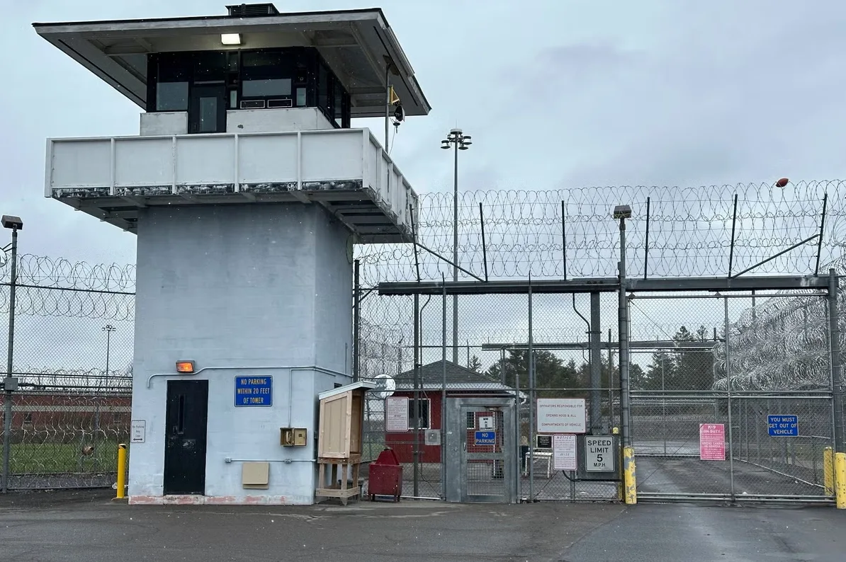 Stražarski toranj i ulazna kapija sa bodljikavom žicom u zatvoru