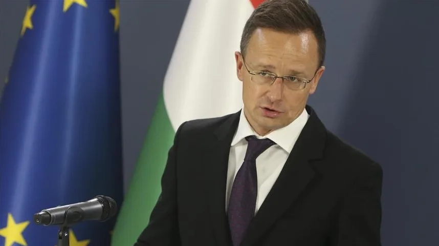 Ministar vanjskih poslova Mađarske Péter Szijjártó ispred zastave Evropske unije i Mađarske.