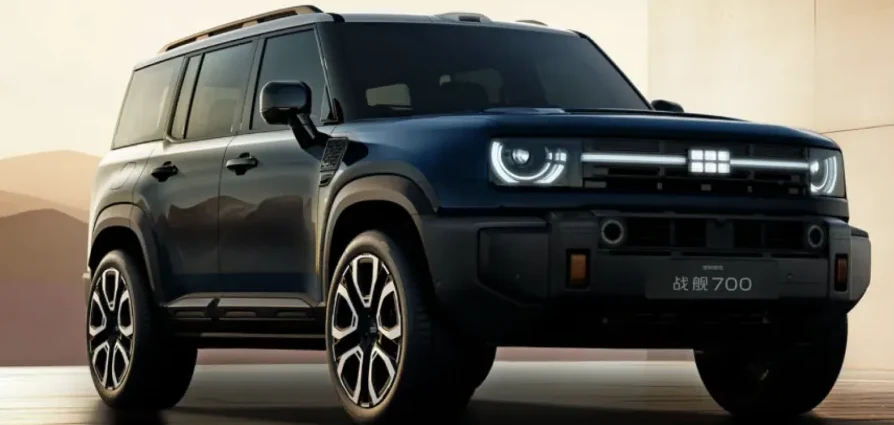 Prednji dio tamno plavog terenskog vozila sa upečatljivim LED svjetlima i rešetkom hladnjaka, uz natpis na kineskom jeziku "战舰 700"